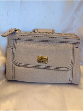 Fossil Emory Pebbled Leather Clutch Wallet Gray Greige 1954 Plate